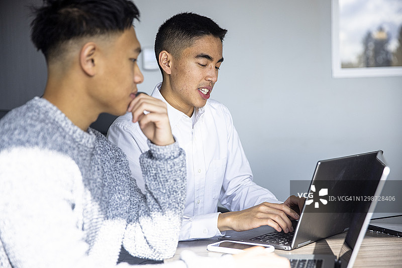 两名亚洲同事一起工作图片素材