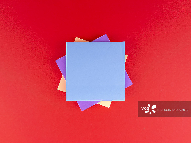 红色背景上的彩色便签纸合集图片素材