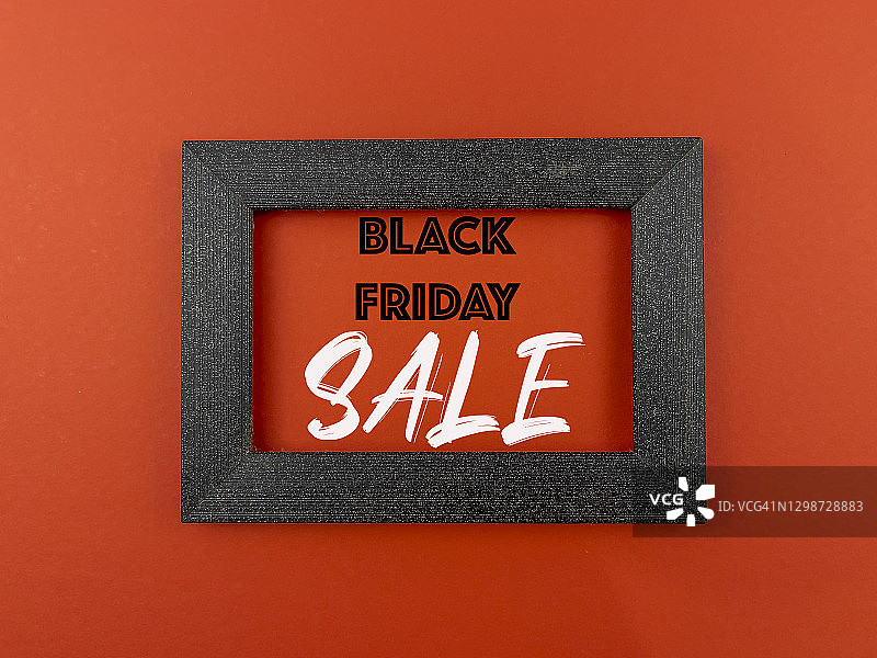 红色背景的相框内黑色星期五促销字图片素材