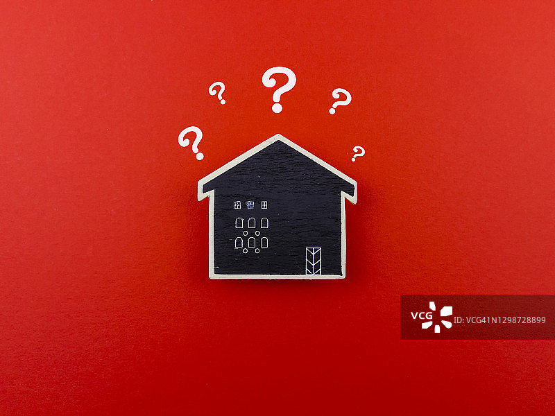 带问号的木制房屋模型，商业地产概念图片素材