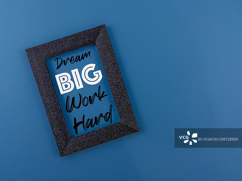 蓝色背景相框中的励志语录图片素材