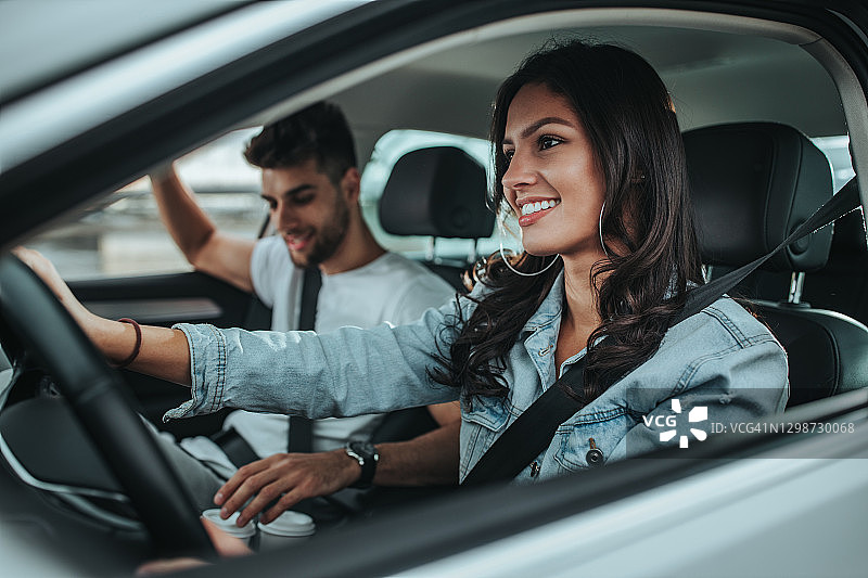 年轻情侣自驾游图片素材