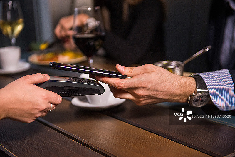 商人支付餐厅账单（非接触式）图片素材