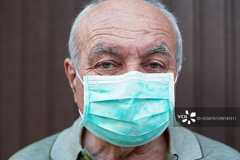 戴着防护口罩的老年男人图片素材