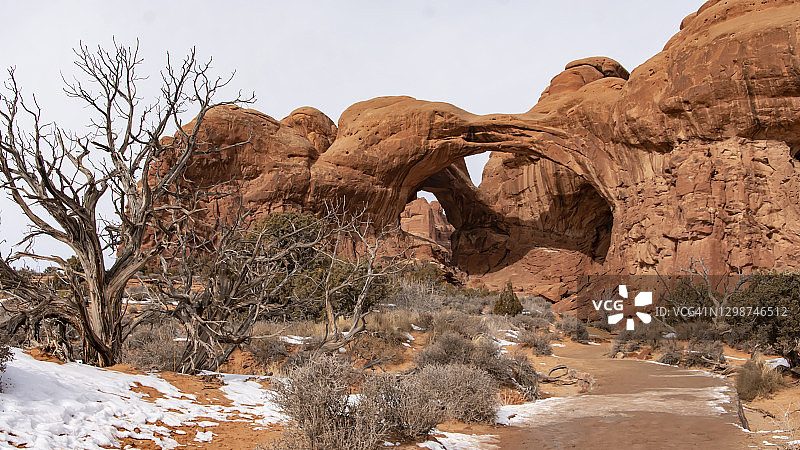 犹他州拱门国家公园的红色岩层景观图片素材
