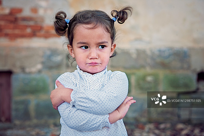 生气的小女孩肖像图片素材