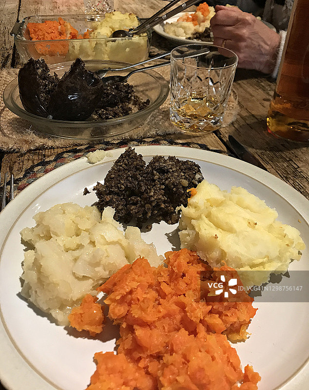 烹饪哈吉斯、萝卜和土豆泥，庆祝彭斯之夜图片素材