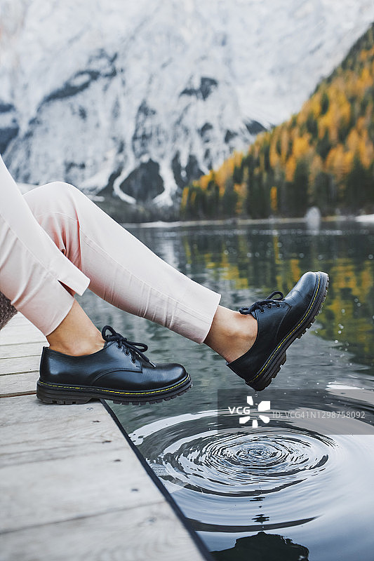 女士防水皮鞋图片素材