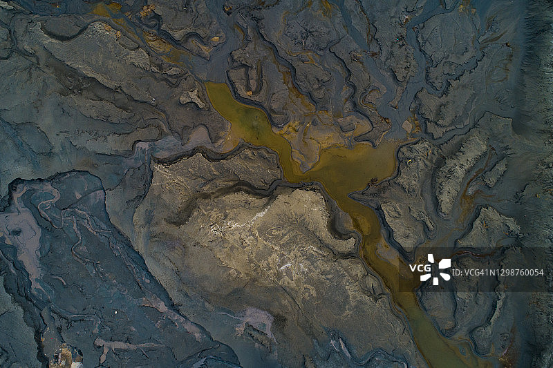 潮汐泥滩中的排水沟图片素材