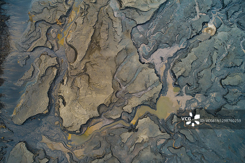 潮汐泥滩中的排水沟图片素材