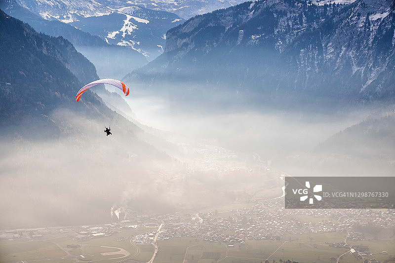 日出时分山上的滑翔伞图片素材