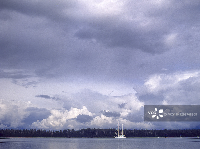 阿拉斯加州巴特利特海湾及背景中的云彩图片素材