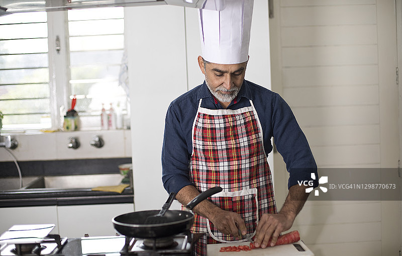 厨师在砧板上切胡萝卜图片素材