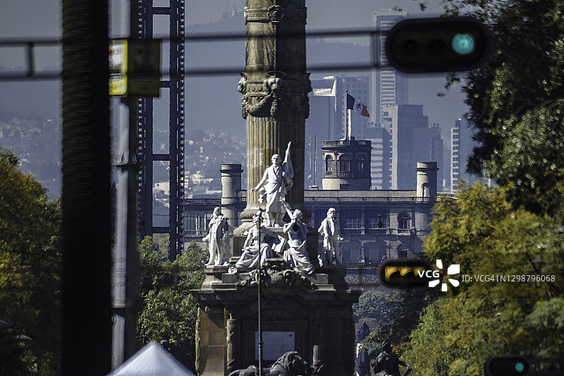 墨西哥城市改革大道纪念碑和天际线图片素材