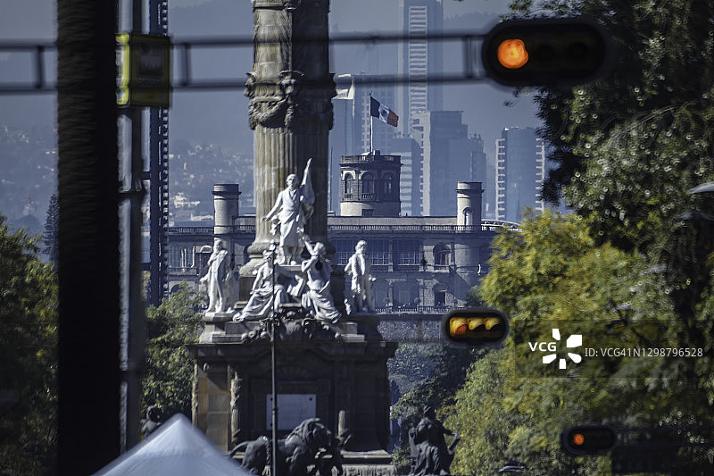 墨西哥城市改革大道纪念碑和天际线图片素材