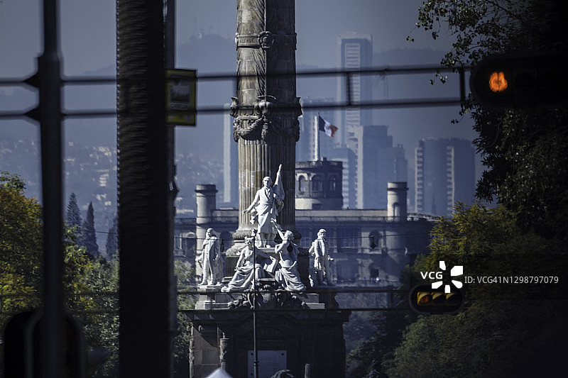 墨西哥城市改革大道纪念碑和天际线图片素材