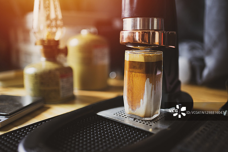 特写：含奶的浓缩咖啡（脏咖啡），家用浓缩咖啡机图片素材