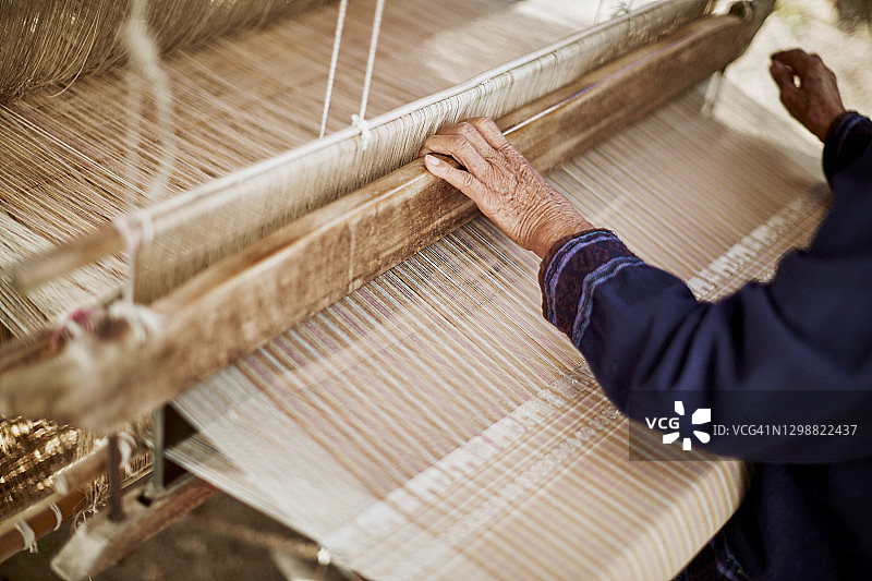 泰国乡村的传统丝绸编织工艺图片素材