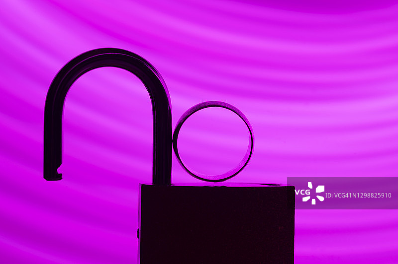 打开的挂锁和结婚戒指，离婚概念图片素材