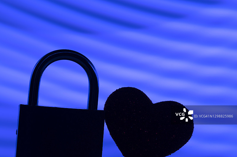 现代氛围中带有心形的关闭的挂锁图片素材