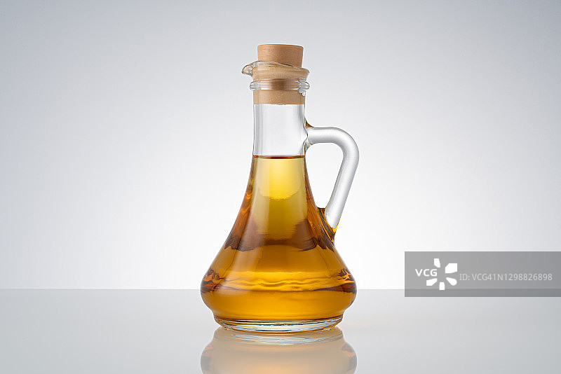白色背景上的食用油瓶图片素材