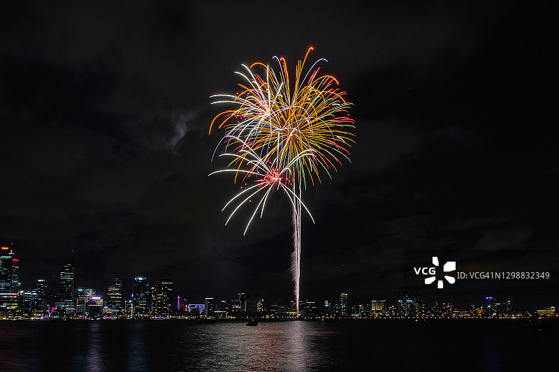 珀斯天鹅河上空的多彩烟花图片素材