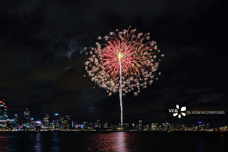 珀斯天鹅河上空的多彩烟花图片素材