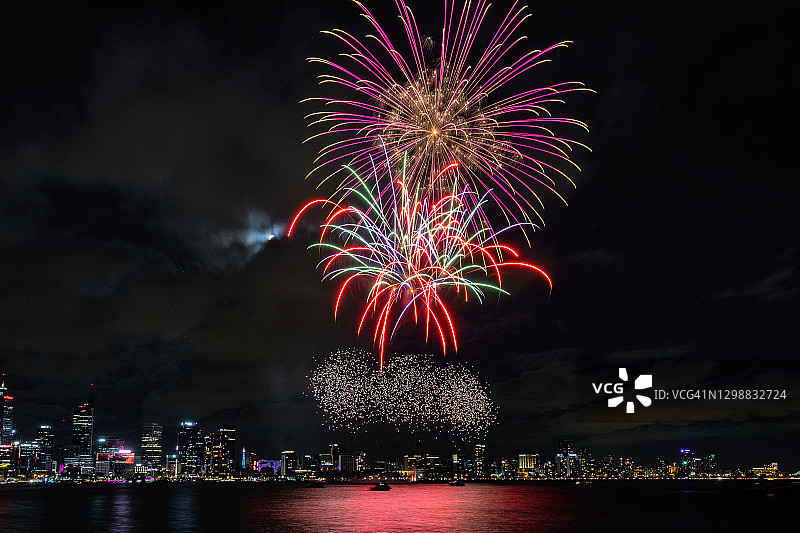 珀斯天鹅河上空的多彩烟花图片素材