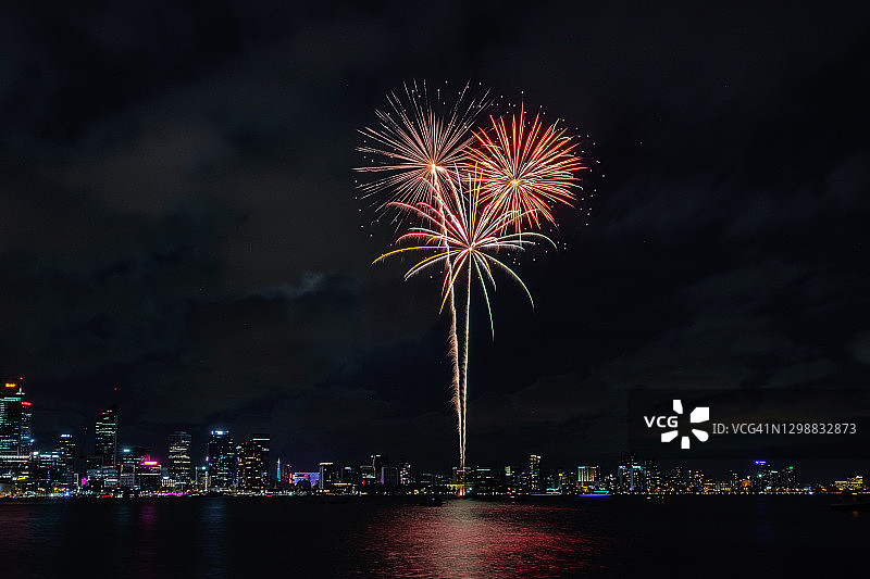 珀斯天鹅河上空的多彩烟花图片素材