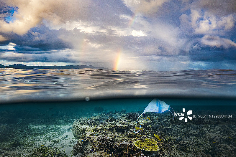 海洋表面反射的彩虹和风暴以及水中的口罩图片素材