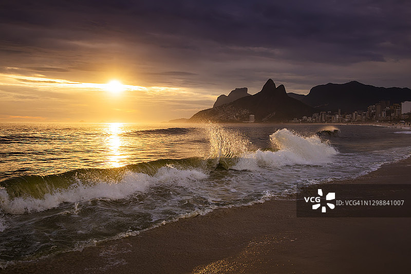 巴西里约热内卢伊帕内玛海滩巨浪日落图片素材