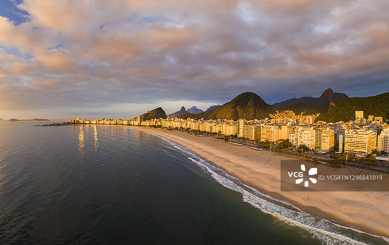 巴西里约热内卢科帕卡巴纳海滩日出时分的鸟瞰图图片素材