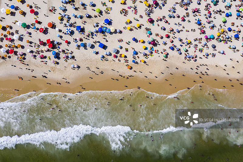 巴西里约热内卢科帕卡巴纳海滩鸟瞰图，有沙滩伞和日光浴躺椅图片素材