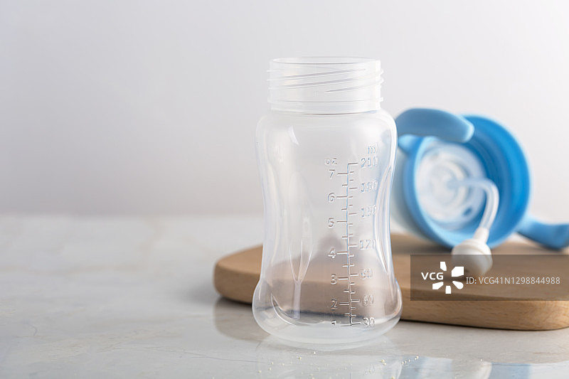空的塑料婴儿奶瓶图片素材