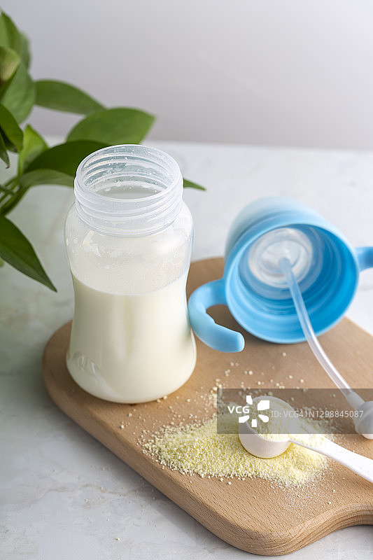 婴儿奶瓶、婴儿食品、奶粉和勺子图片素材