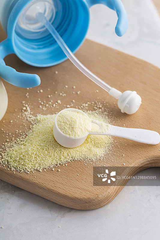 婴儿奶瓶、婴儿食品、奶粉和勺子图片素材