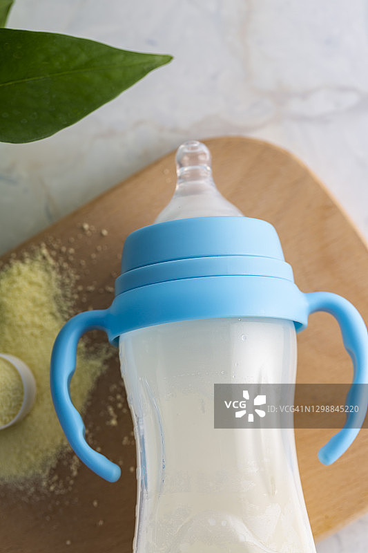 婴儿奶瓶、婴儿食品、奶粉和勺子图片素材