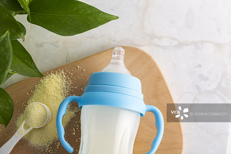 婴儿奶瓶、婴儿食品、奶粉和勺子图片素材