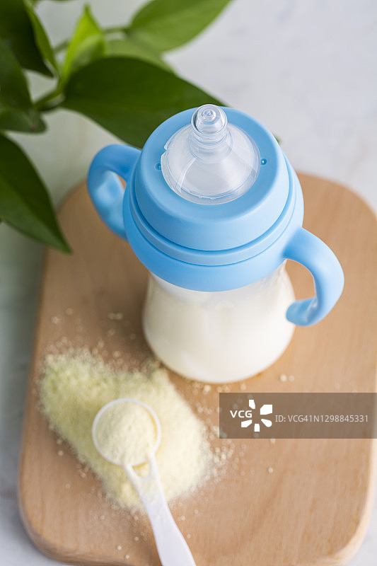 婴儿奶瓶、婴儿食品、奶粉和勺子图片素材