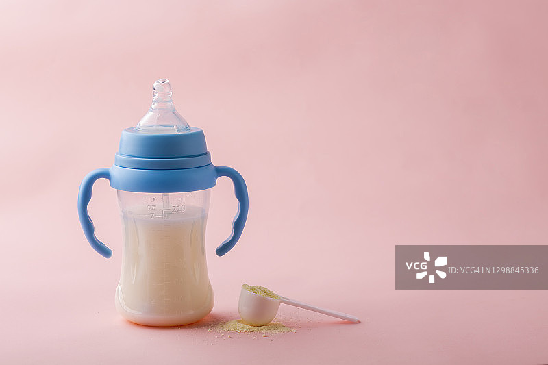 婴儿奶瓶、婴儿食品、奶粉和勺子图片素材