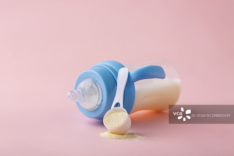 婴儿奶瓶、婴儿食品、奶粉和勺子图片素材