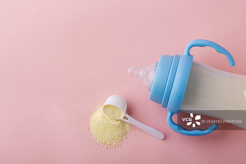 婴儿奶瓶、婴儿食品、奶粉和勺子图片素材