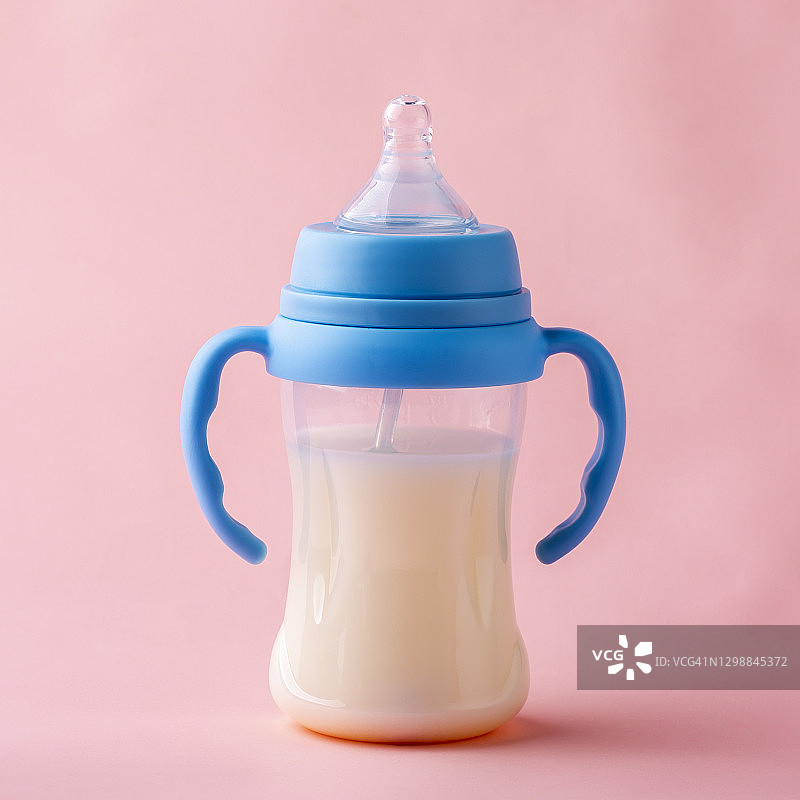 装有牛奶的奶瓶图片素材