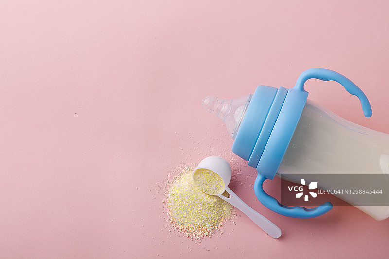 婴儿奶瓶、婴儿食品、奶粉和勺子图片素材