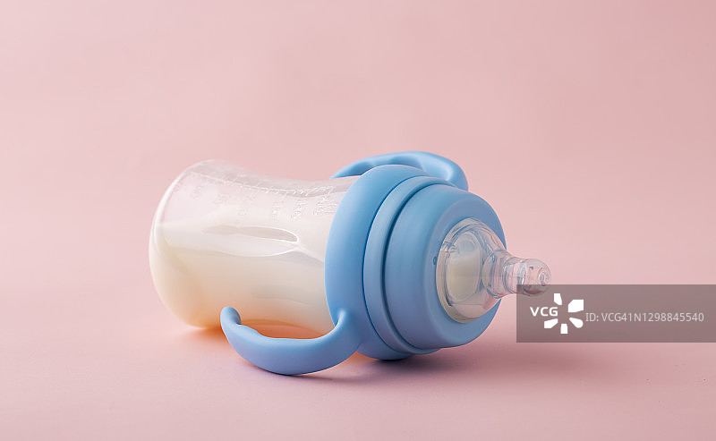 装有牛奶的奶瓶图片素材