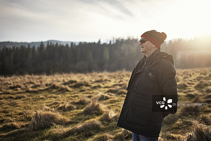 年长的男人享受自然风光图片素材