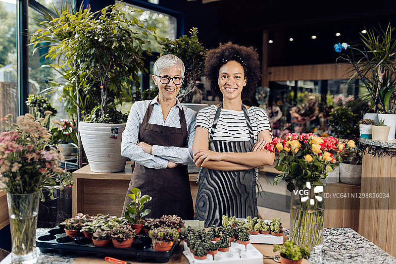两个快乐的花店老板在花店工作的画像图片素材
