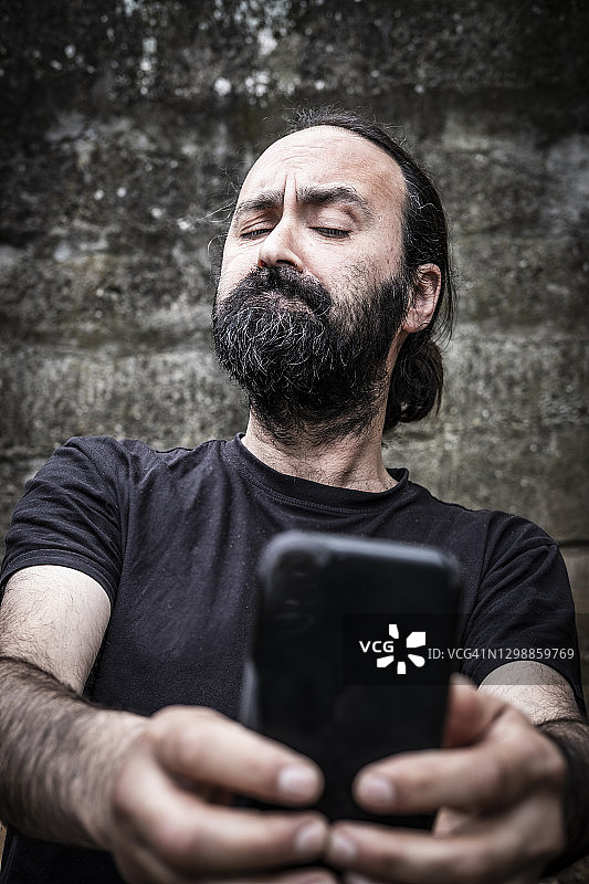 用智能手机自拍的男人图片素材