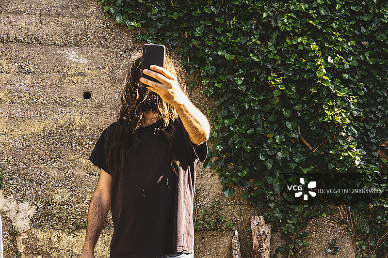 用智能手机拍摄的照片图片素材