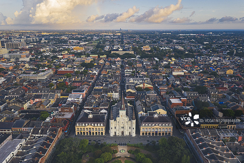 清晨时分的新奥尔良圣路易斯教堂鸟瞰图片素材